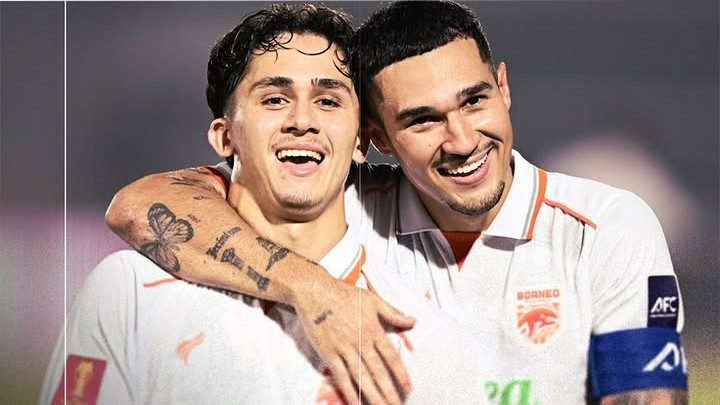 Amar Brkic dan Juan Villa merayakan gol kemenangan 3-1 Borneo FC Samarinda atas Tainan City yang meloloskan mereka ke perempat final AFC Challenge League 2026/27./IG @borneofc.id