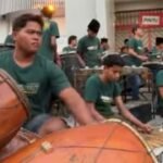 Grup musik perkusi Angin Ribut menyambut hangat tim Madura United dan Persib Bandung di depan pintu VVIP Stadion Gelora Ratu Pamelingan, Pamekasan (22/10)./IG @maduraunited.fc