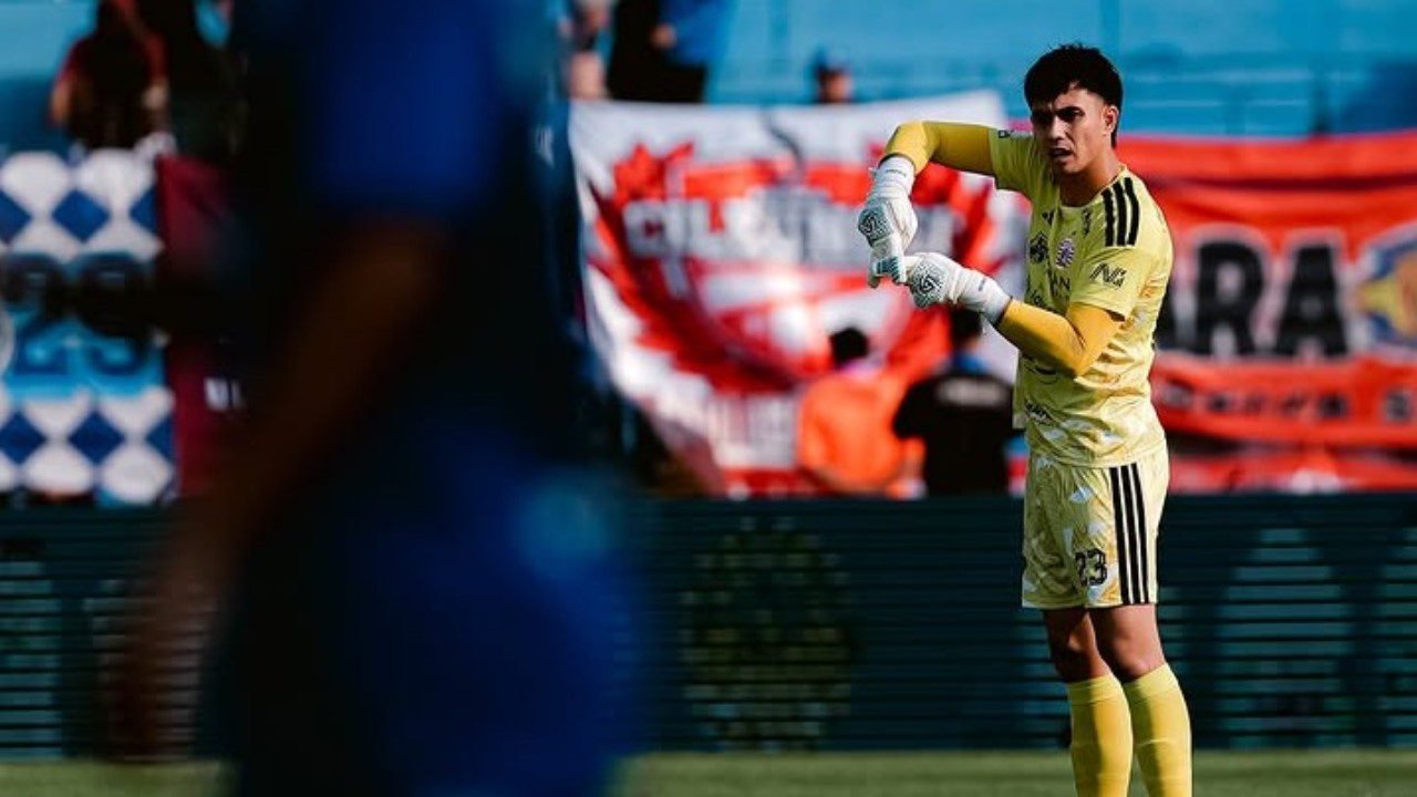 Nadeo Argawinata kiper lokal yang dua kali masuk best XI BRI Super League 2026/27./IG @persija