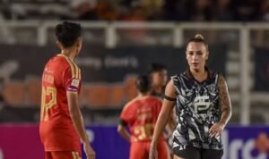 Sofia Grace Iaderosa mendapat kawalan ketat dari bek Timnas Putri Indonesia, Vivi Oktavia saat Persija Women vs FC Bekasi City Women pada pekan 1 IWL 2026/27 (18/10) di Jakarta./IG @fcbekasi