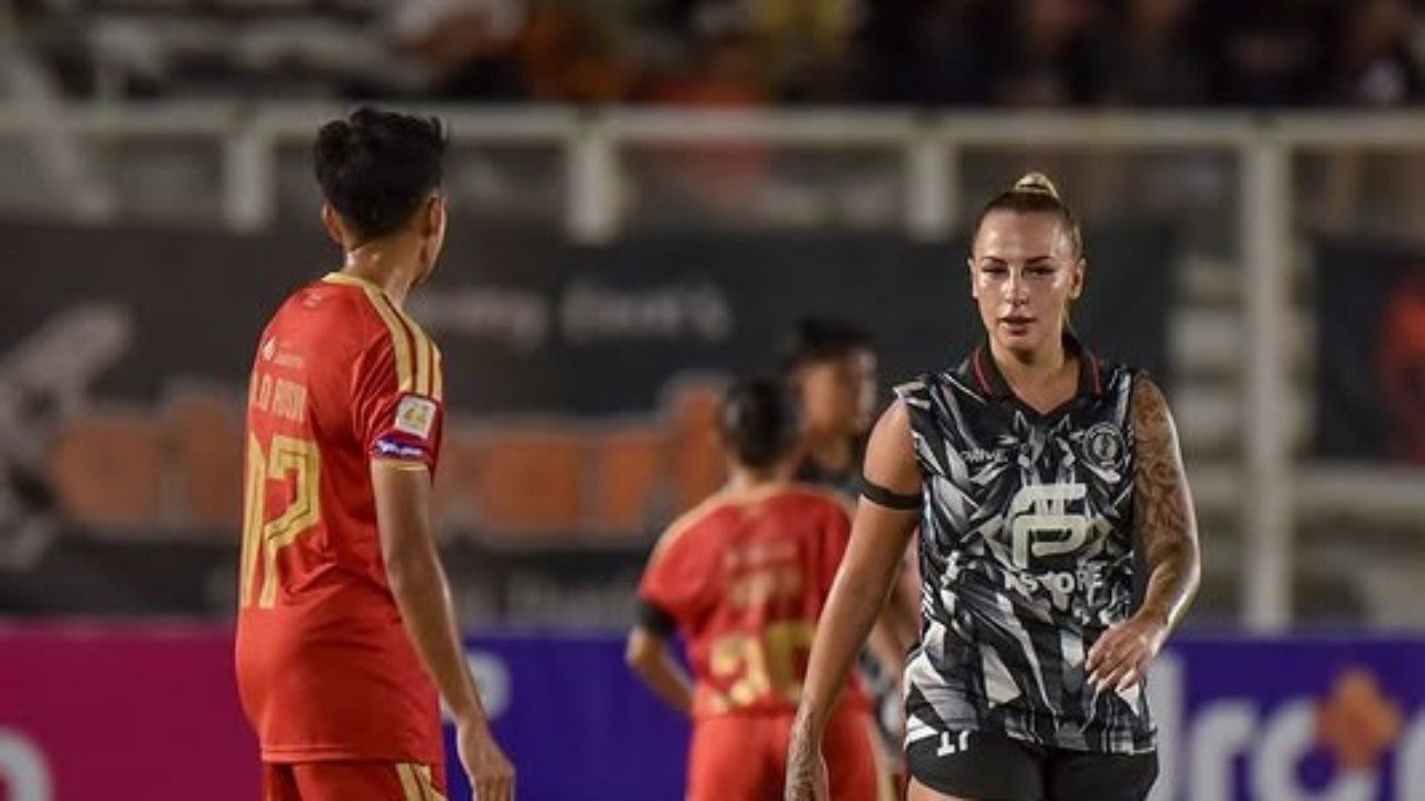 Sofia Grace Iaderosa mendapat kawalan ketat dari bek Timnas Putri Indonesia, Vivi Oktavia saat Persija Women vs FC Bekasi City Women pada pekan 1 IWL 2026/27 (18/10) di Jakarta./IG @fcbekasi